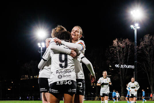 Häckens Felicia Schröder och Anna Anvegård jublar