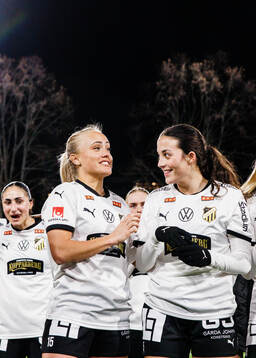 Häckens Alva Selerud och Delaney Matriano jublar