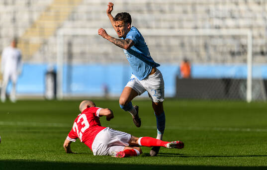 Kalmars Robert Gojani och Malmö FFs Noah Åstrand John