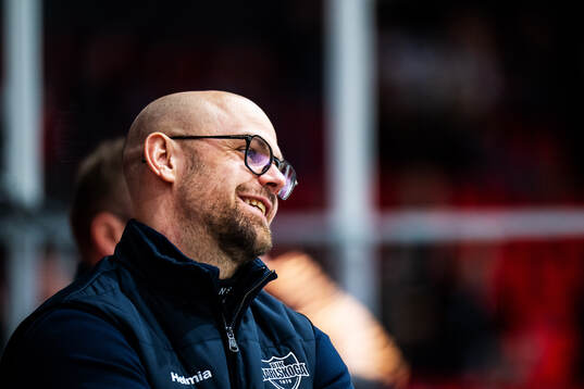 Karlskogas tränare Dennis Hall jublar