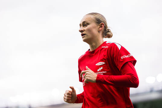 Lauren Alison Davidson of Brann warms up