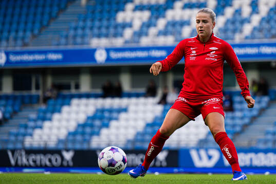 Monica Isaksen of Brann warms up