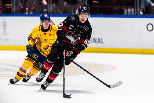 Djurgårdens Victor Eklund och Malmö Redhawks Robin Salo