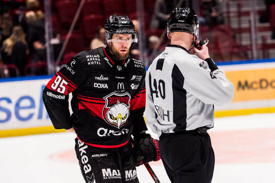Malmö Redhawks Carl Persson utvisas