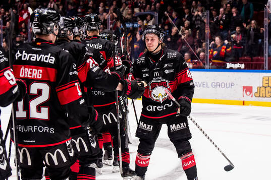 Malmö Redhawks Lauri Pajuniemi och spelare jublar