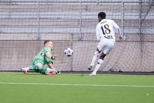 Elfsborgs målvakt Tim Erlandsson och AIKs Abdihakin Ali