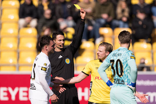 AIKs Áron Csongvai och Domare Adi Aganovic och Elfsborgs