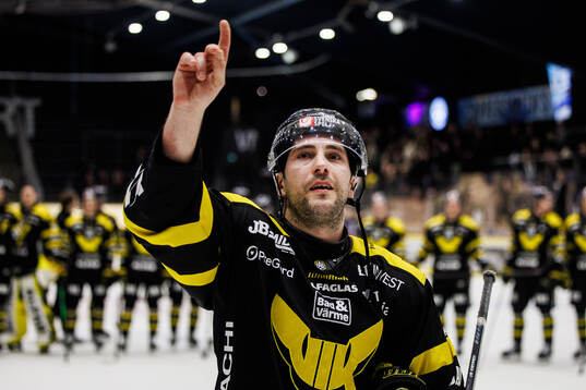 Västerås Konstantin Komarek jublar