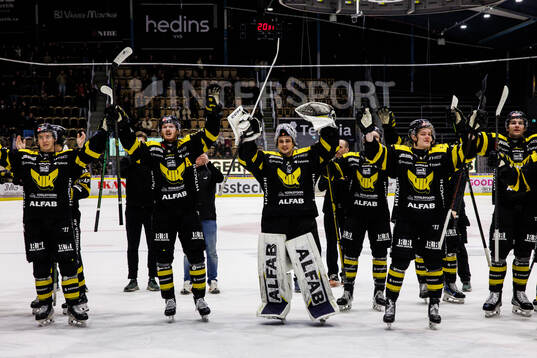 Västerås Oskar Kvist och målvakt Oliver Håkansson jublar