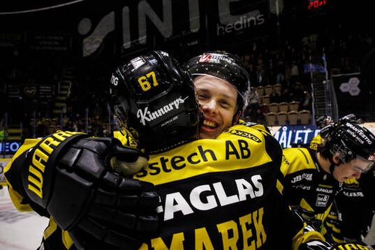 Västerås David Madsen och Konstantin Komarek jublar