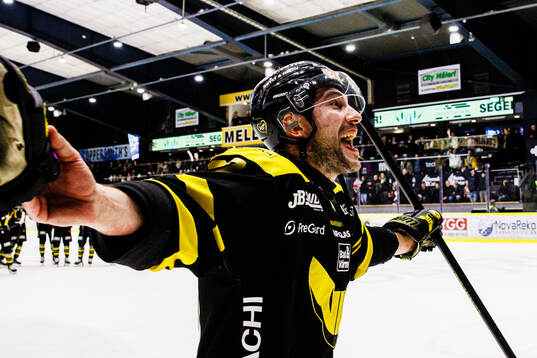 Västerås Konstantin Komarek jublar