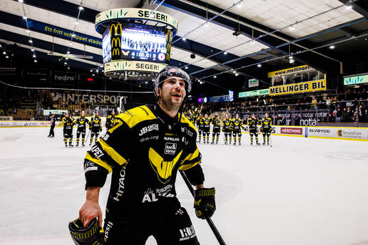 Västerås Konstantin Komarek jublar