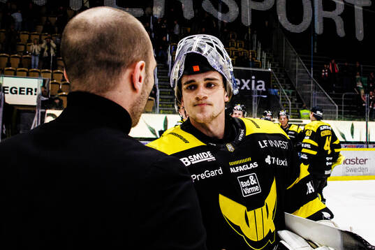 Västerås målvakt Oliver Håkansson jublar med tränare