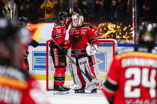 Luleås Oscar Engsund och målvakt Matteus Ward jublar