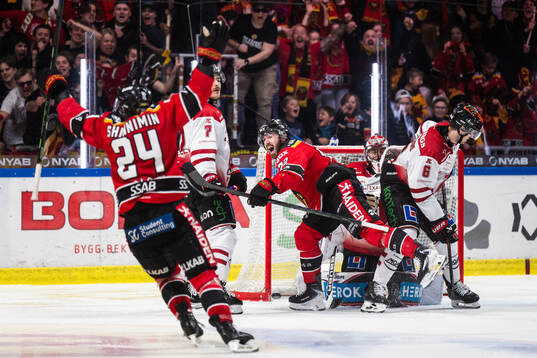 Luleås Brendan Shinnimin och Ben Tardif jublar