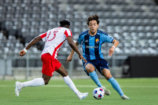 Degerfors Yiriyon Gideon och Djurgårdens Mikael Anderson