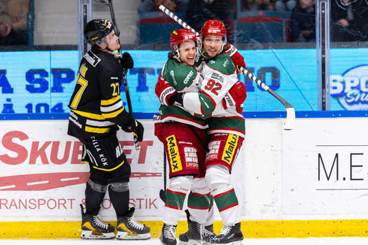 Modos Tyler Kelleher och Jesper Olofsson jublar