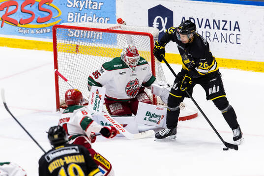 AIKs Oscar Nord framför Modos målvakt Adam Werner