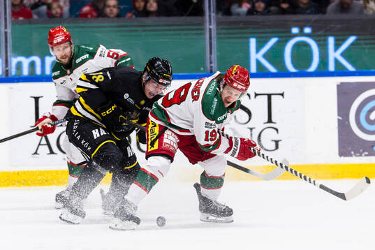 AIKs Oliver Johansson i kamp om pucken med Modos Tyler