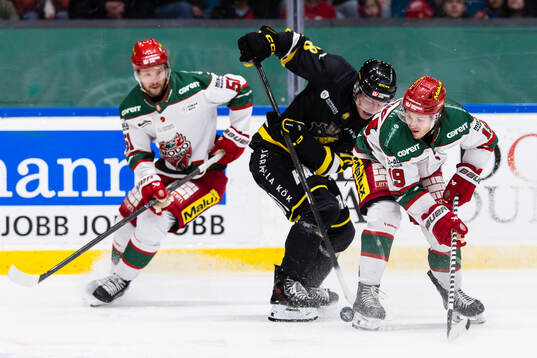 AIKs Oliver Johansson i kamp om pucken med Modos Tyler