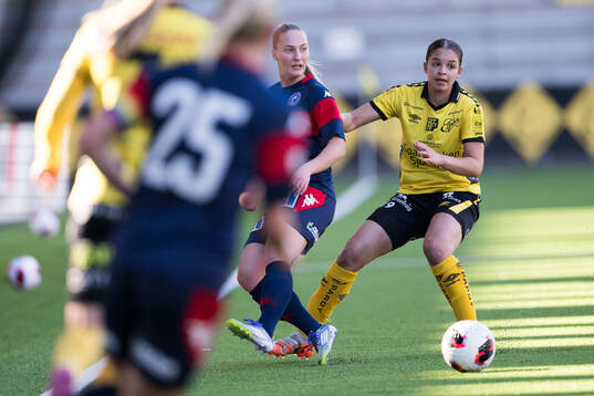 Linköpings Emma Viklund och Elfsborgs Jennifer Brinck