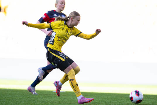 Elfsborgs Hanna Jiozon skjuter 1-0
