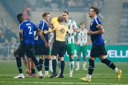 Hammarbys Nikola Vasic och domare Fredrik Klitte