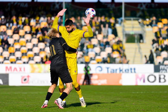 GAISs Rasmus Niklasson Petrovic och Mjällbys Abdullah Iqbal