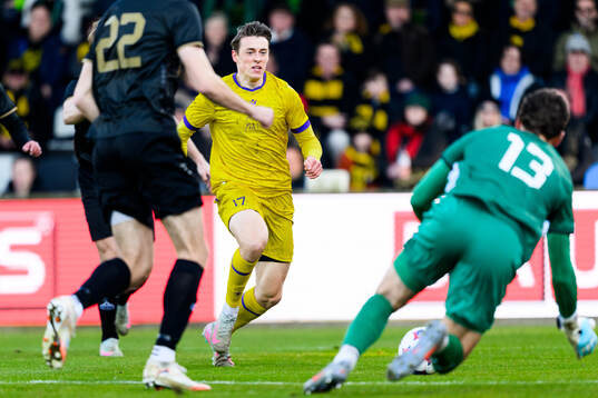 Mjällbys Elliot Stroud och GAISs målvakt Kees Sims