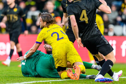 GAISs målvakt Kees Sims och Mjällbys Tom Pettersson