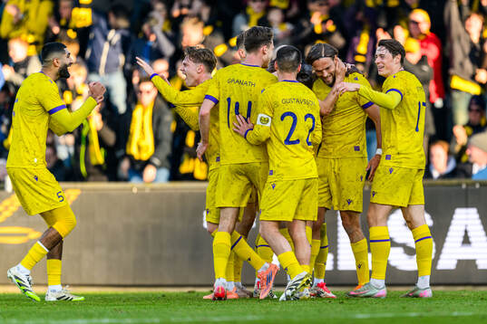 Mjällbys Tom Pettersson och Elliot Stroud jublar