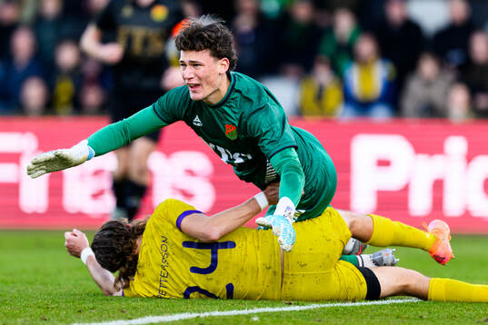 Mjällbys Tom Pettersson och GAISs målvakt Kees Sims