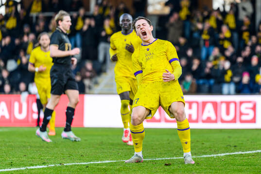 Mjällbys Elliot Stroud jublar