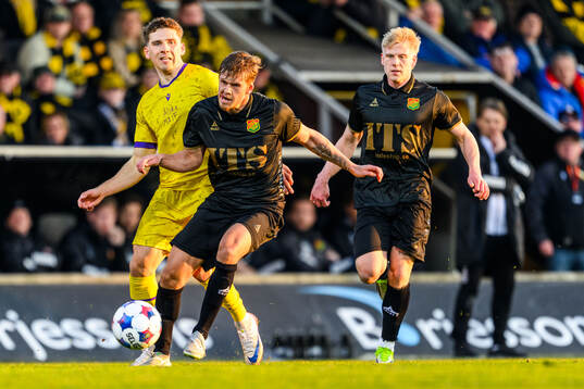 Mjällbys Timo Stavitski och GAISs Kevin Holmén