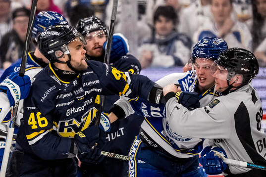 HV71s Joona Luoto och Leksands Anton Johansson bråkar