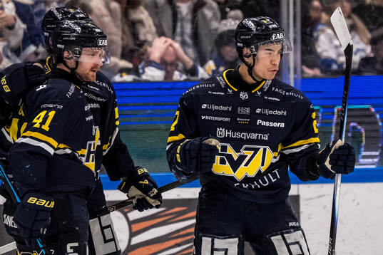 HV71s Riley Woods och Jonathan Ang jublar