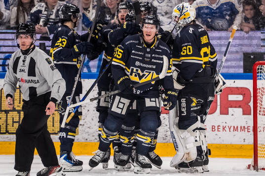 HV71s Victor Laz, Andreas Borgman och Joona Luoto jublar