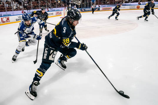 Leksands Michael Lindqvist och HV71s Justin Glenn Kloos