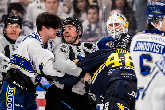 HV71s Joona Luoto och Leksands Anton Johansson bråkar