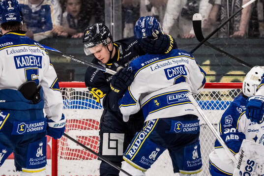HV71s Martin Johnsen och Leksands Matt Caito