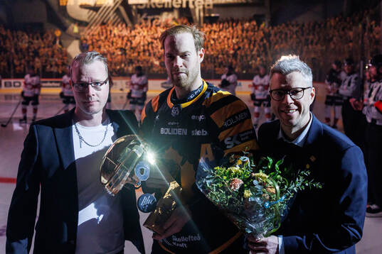 Guldhjälmen delas ut av Mikael Bohman på CCM, till