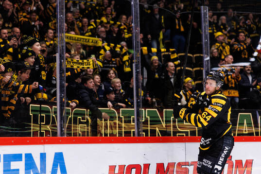 Skellefteås Jonathan Pudas jublar