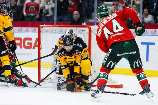 Luleås Pontus Själin täcker ett skott