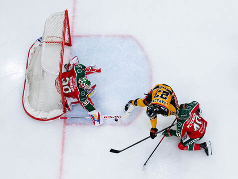 Luleås Oskari Laaksonen mot Frölundas målvakt Tobias