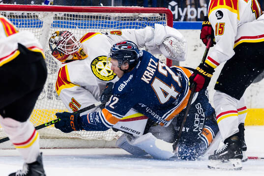 Brynäs målvakt Erik Källgren och Växjös Kalle Kratz