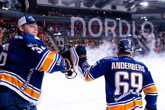 Växjös målvakt Ludvig Persson och Morgan Anderberg jublar