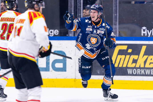 Växjös Dennis Rasmussen jublar