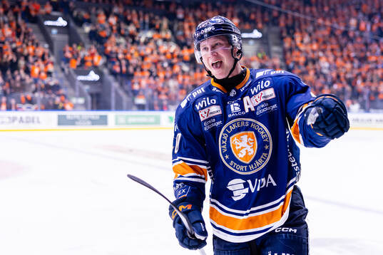 Växjös Dennis Rasmussen jublar