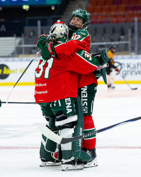 Frölundas målvakt Andrea Brändli och Emilia Vesa