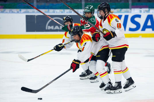 Brynäs Anna Andersson och Noora Tulus mot Frölundas Sofie